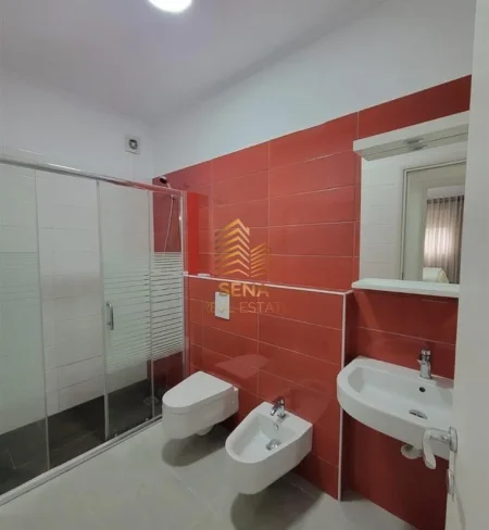 Tirane, jepet me qera apartament 1+1+Ballkon Kati 4, 70 m² 600 € (Oxhaku)