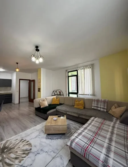 Tirane, jepet me qera apartament 3+1+Aneks+Ballkon Kati 4, 150 m² 1.200 € (ish ekspozita)