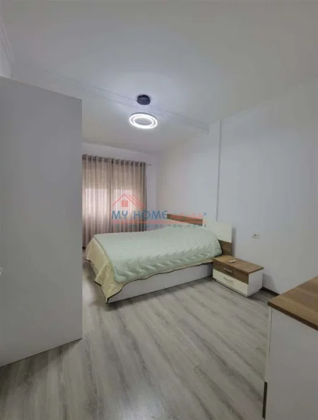Tirane, jepet me qera apartament 1+1+Ballkon Kati 4, 75 m² 550 € (Oxhaku)