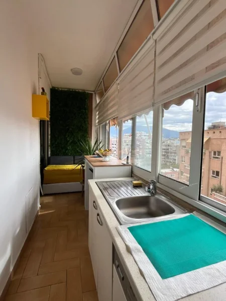Tirane, jepet me qera apartament 2+1 Kati 8, 70 m² 800 € (Qender)