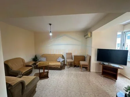 Tirane, jepet me qera apartament 1+1+Ballkon Kati 3, 68 m² 500 € (rruga Fortuzi)