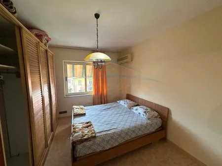 Tirane, jepet me qera apartament 1+1+Ballkon Kati 3, 68 m² 500 € (rruga Fortuzi)
