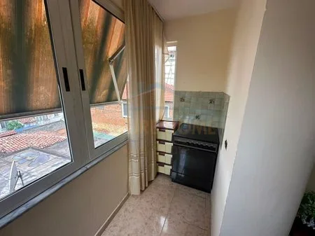 Tirane, jepet me qera apartament 1+1+Ballkon Kati 3, 68 m² 500 € (rruga Fortuzi)