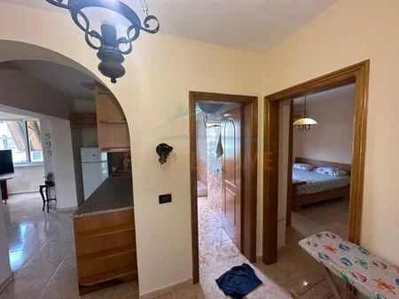 Tirane, jepet me qera apartament 1+1+Ballkon Kati 3, 68 m² 500 € (rruga Fortuzi)