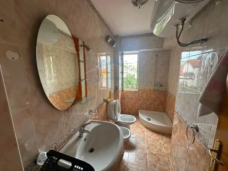 Tirane, jepet me qera apartament 1+1+Ballkon Kati 3, 68 m² 500 € (rruga Fortuzi)