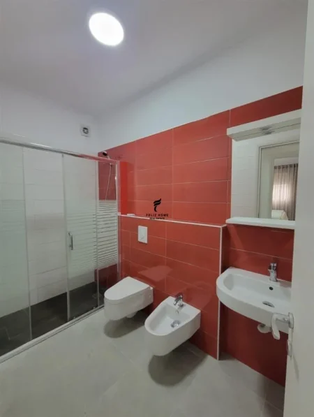 Tirane, jepet me qera apartament 1+1 Kati 4, 70 m² 550 € (OXHAKU)