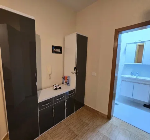 Tirane, jepet me qera apartament 2+1 Kati 5, 105 m² 800 € (RRUGA E KOSOVAREVE)
