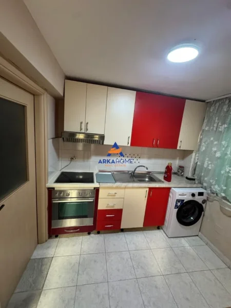 Tirane, jepet me qera apartament 1+1+Ballkon Kati 1, 70 m² 429 € 