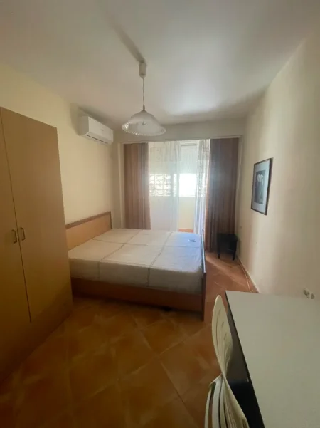 Tirane, jepet me qera apartament 1+1+Aneks+Ballkon Kati 3, 500 € (rruga myslym shyri)
