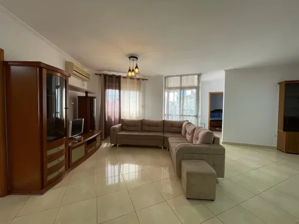Tirane, jepet me qera apartament 2+1 Kati 9, 120 m² 650 € (Rruga e Barrikadave)