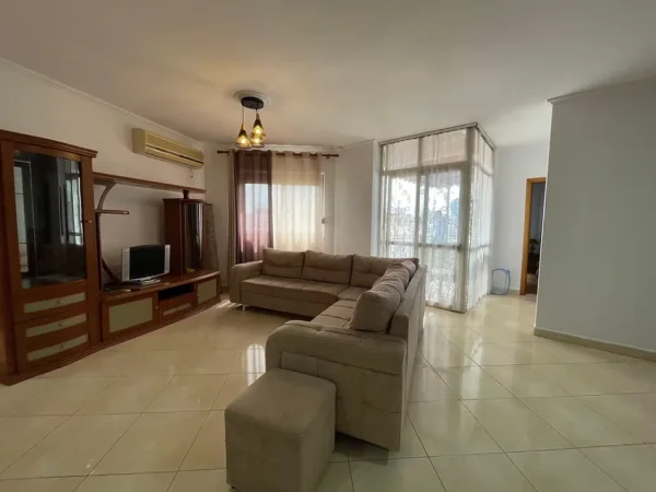 Tirane, jepet me qera apartament 2+1 Kati 9, 120 m² 650 € (Rruga e Barrikadave)