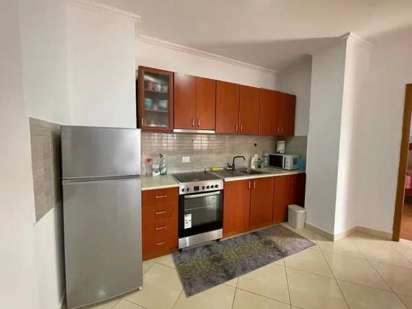 Tirane, jepet me qera apartament 2+1 Kati 9, 120 m² 650 € (Rruga e Barrikadave)
