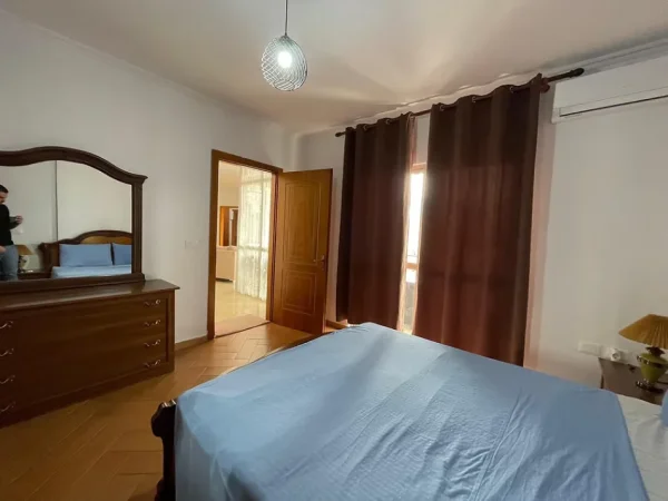 Tirane, jepet me qera apartament 2+1 Kati 9, 120 m² 650 € (Rruga e Barrikadave)