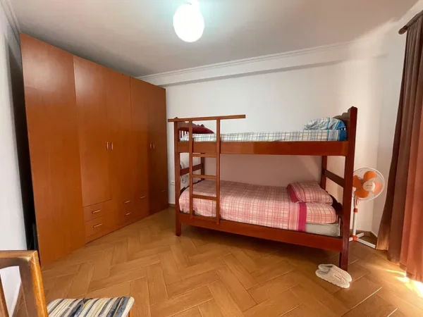 Tirane, jepet me qera apartament 2+1 Kati 9, 120 m² 650 € (Rruga e Barrikadave)