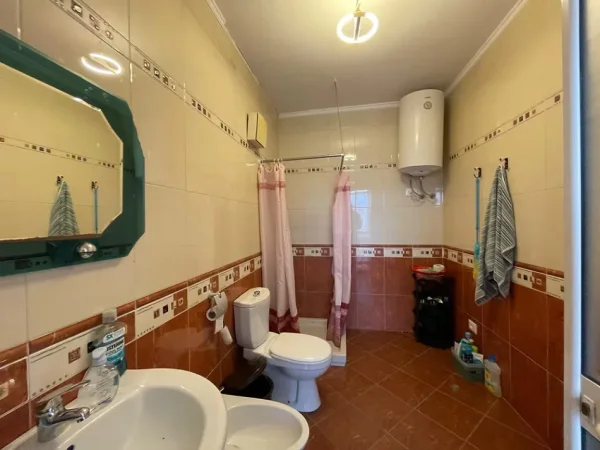 Tirane, jepet me qera apartament 2+1 Kati 9, 120 m² 650 € (Rruga e Barrikadave)