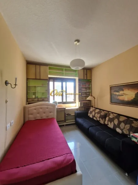 Tirane, jepet me qera apartament 2+1 Kati 3, 100 m² 900 € (RRUGA E KOSOVAREVE)