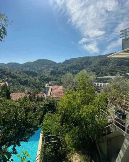 Tirane, jepet me qera Vile me 5 dhoma gjumi, 460 m² 5.000 € (KODRA E DIELLIT)