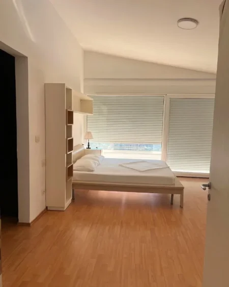 Tirane, jepet me qera Vile me 5 dhoma gjumi, 460 m² 5.000 € (KODRA E DIELLIT)