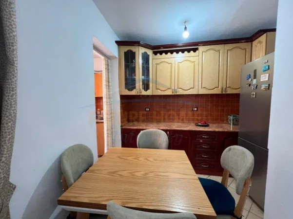 Tirane, jepet me qera apartament 2+1+Ballkon Kati 4, 66 m² 500 € 