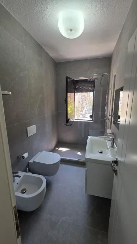 Tirane, jepet me qera apartament 2+1 Kati 3, 100 m² 900 € (RRUGA E KOSOVAREVE)