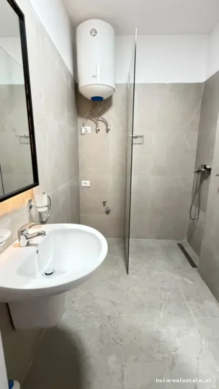 Tirane, jepet me qera apartament 1+1+Ballkon Kati 3, 73 m² 550 € (Laprake)