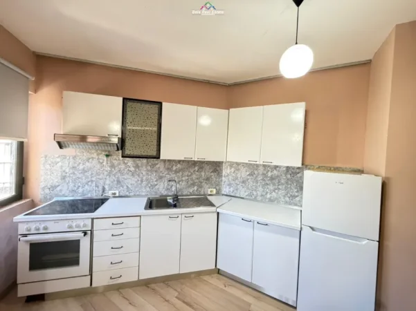 Tirane, jepet me qera apartament 1+1+Ballkon Kati 4, 65 m² 530 € (Stacioni i Trenit)