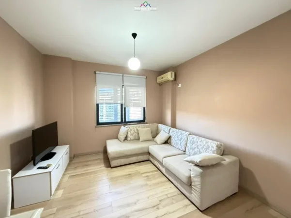 Tirane, jepet me qera apartament 1+1+Ballkon Kati 4, 65 m² 530 € (Stacioni i Trenit)