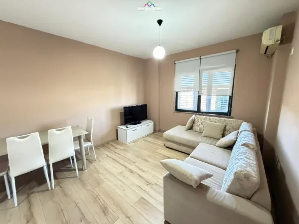 Tirane, jepet me qera apartament 1+1+Ballkon Kati 4, 65 m² 530 € (Stacioni i Trenit)