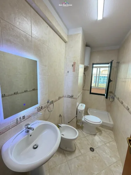 Tirane, jepet me qera apartament 1+1+Ballkon Kati 4, 65 m² 530 € (Stacioni i Trenit)