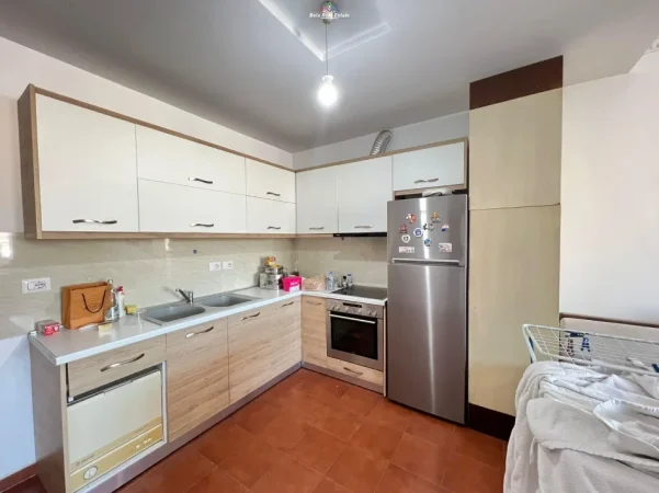Tirane, jepet me qera apartament 1+1+Ballkon Kati 6, 65 m² 650 € (Vasil Shanto)