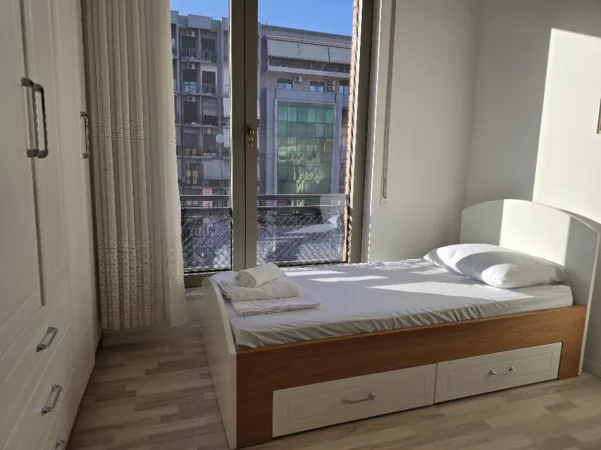 Tirane, jepet me qera apartament 2+1+Aneks+Ballkon Kati 7, 1.200 € (kompleksi deliorgji)