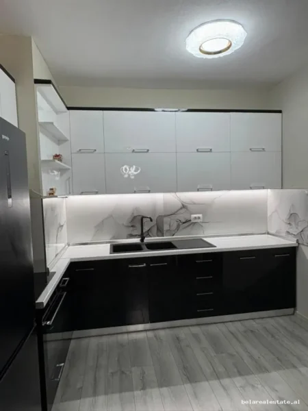 Tirane, jepet me qera apartament 2+1+Ballkon Kati 1, 110 m² 750 € (yzberisht)
