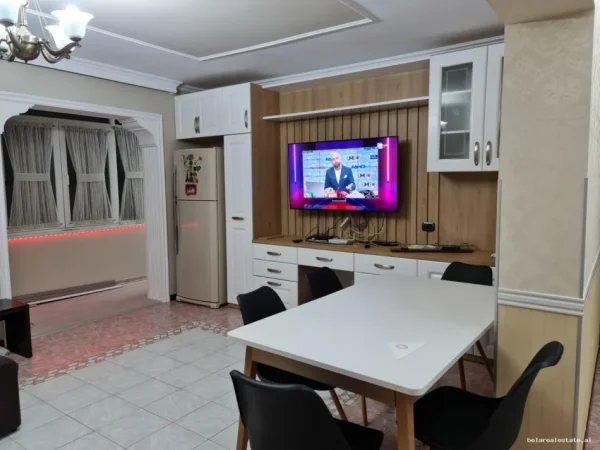 Tirane, jepet me qera apartament 3+1 Kati 4, 125 m² 800 € (Blloku)