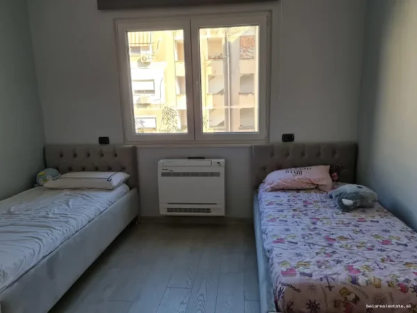 Tirane, jepet me qera apartament 3+1 Kati 4, 125 m² 800 € (Blloku)