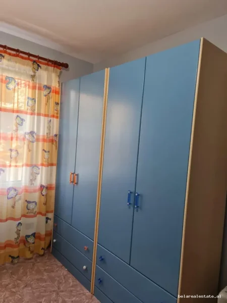Tirane, jepet me qera apartament 3+1 Kati 4, 125 m² 800 € (Blloku)