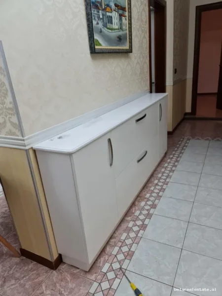 Tirane, jepet me qera apartament 3+1 Kati 4, 125 m² 800 € (Blloku)