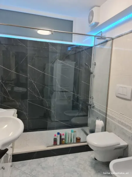 Tirane, jepet me qera apartament 3+1 Kati 4, 125 m² 800 € (Blloku)