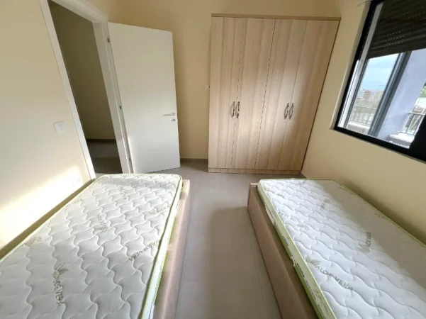 Tirane, jepet me qera apartament 2+1+Ballkon Kati 1, 95 m² 550 € (Rezidenca Mangalem)