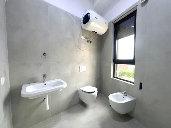 Tirane, jepet me qera apartament 2+1+Ballkon Kati 1, 95 m² 550 € (Rezidenca Mangalem)