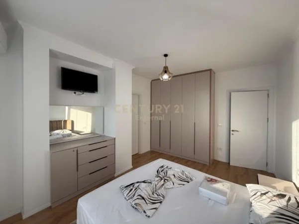 Tirane, jepet me qera apartament 2+1+Ballkon Kati 7, 108 m² 700 € (shkolla e bashkuar)