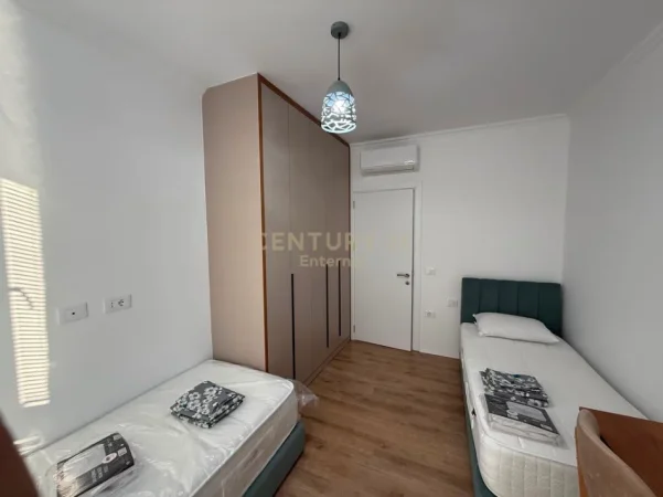 Tirane, jepet me qera apartament 2+1+Ballkon Kati 7, 108 m² 700 € (shkolla e bashkuar)