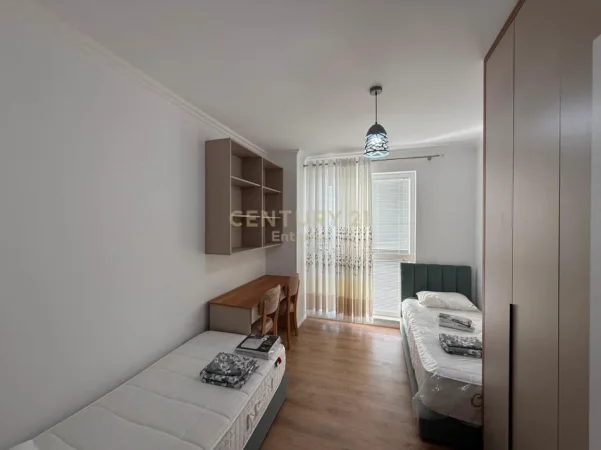 Tirane, jepet me qera apartament 2+1+Ballkon Kati 7, 108 m² 700 € (shkolla e bashkuar)