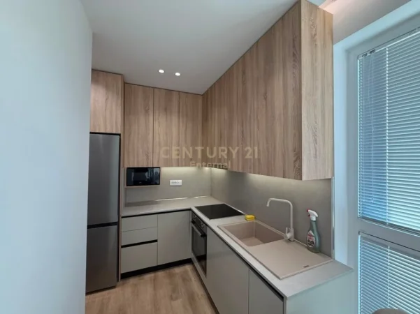 Tirane, jepet me qera apartament 2+1+Ballkon Kati 7, 108 m² 700 € (shkolla e bashkuar)