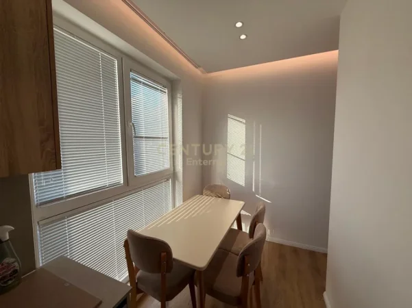 Tirane, jepet me qera apartament 2+1+Ballkon Kati 7, 108 m² 700 € (shkolla e bashkuar)