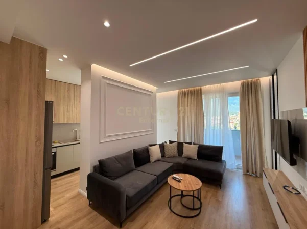 Tirane, jepet me qera apartament 2+1+Ballkon Kati 7, 108 m² 700 € (shkolla e bashkuar)