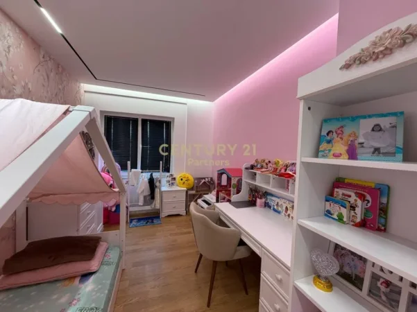 Tirane, shitet apartament 2+1 Kati 5, 117 m² 240.000 € (astir)