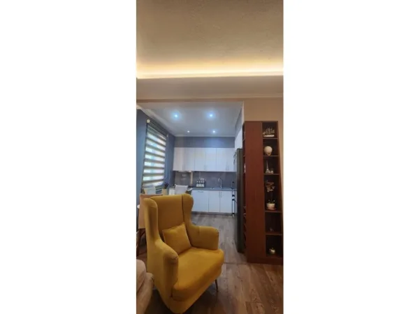 Tirane, jepet me qera apartament 3+1 Kati 2, 100 m² 750 € (prane pallatit te sportit asllan rusi)