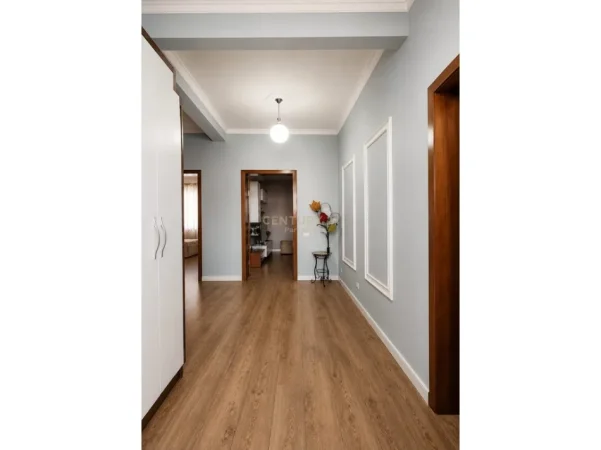 Tirane, jepet me qera apartament 3+1 Kati 2, 100 m² 750 € (prane pallatit te sportit asllan rusi)