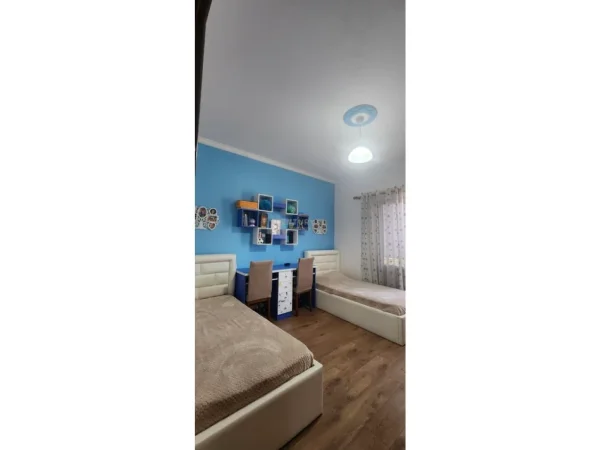 Tirane, jepet me qera apartament 3+1 Kati 2, 100 m² 750 € (prane pallatit te sportit asllan rusi)