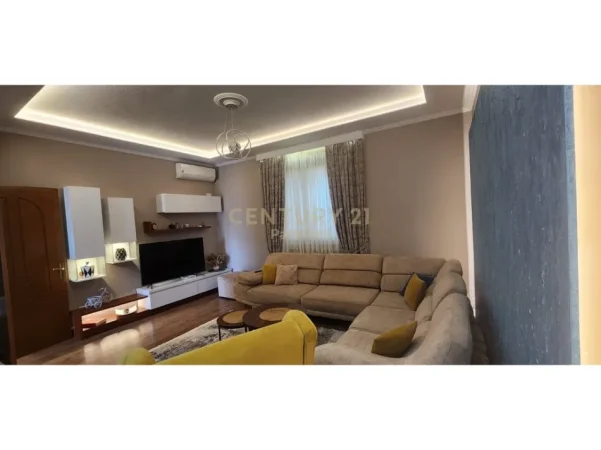 Tirane, jepet me qera apartament 3+1 Kati 2, 100 m² 750 € (prane pallatit te sportit asllan rusi)